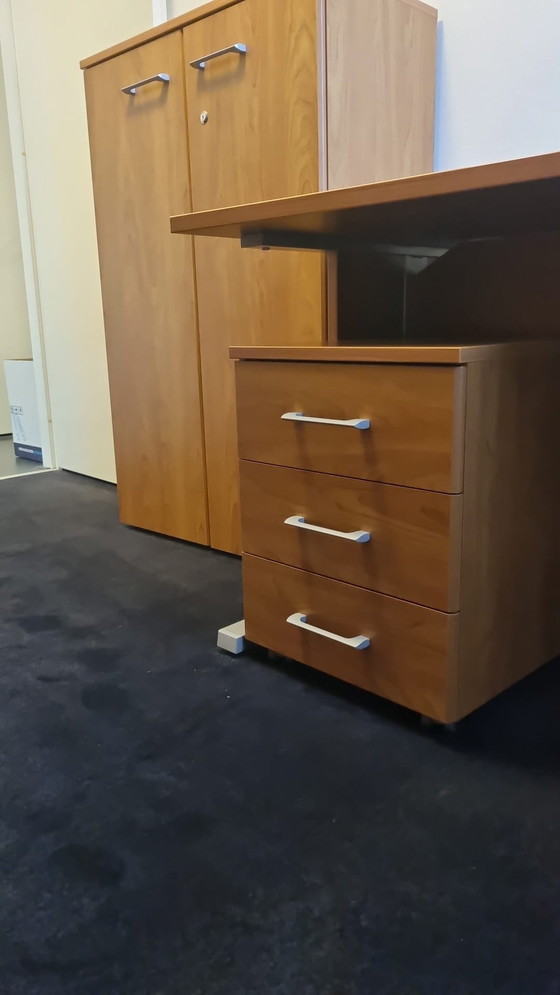 Image 1 of Ein Schreibtisch, ein Schubladenblock und ein Aktenschrank.