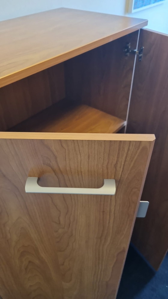 Image 1 of Ein Schreibtisch, ein Schubladenblock und ein Aktenschrank.