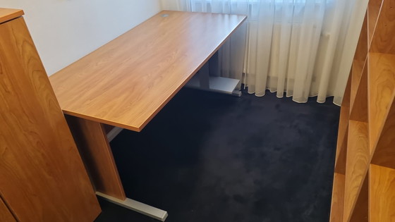 Image 1 of Ein Schreibtisch, ein Schubladenblock und ein Aktenschrank.