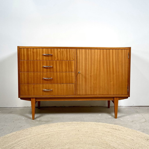 Kleines Sideboard im skandinavischen Stil - schlichter und moderner Aufbewahrungsschrank