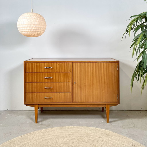 Kleines Sideboard im skandinavischen Stil - schlichter und moderner Aufbewahrungsschrank