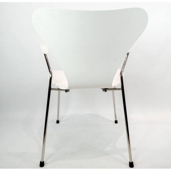 Image 1 of Weißer Seven Stuhl Modell 3207 mit Armlehnen von Arne Jacobsen für Fritz Hansen