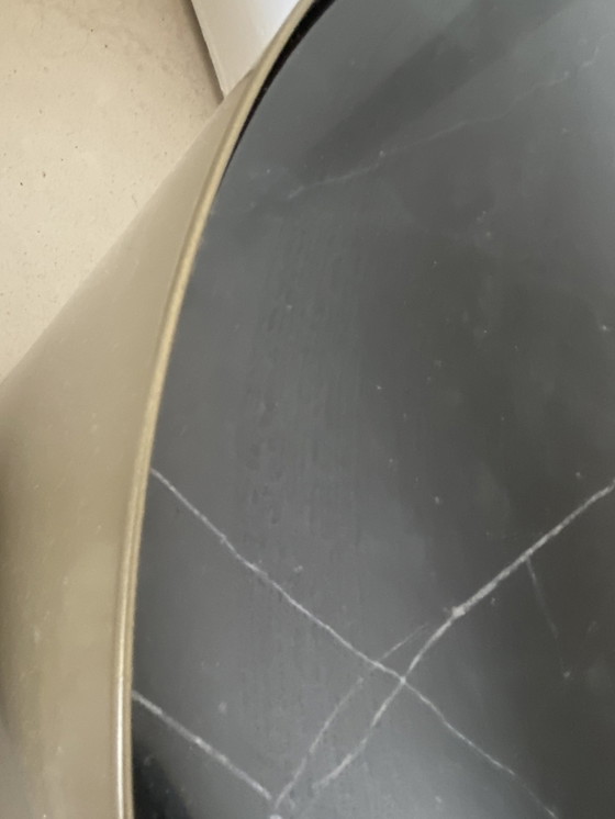 Image 1 of Runder Couchtisch Goldrahmen und schwarzer Marmor - Robust