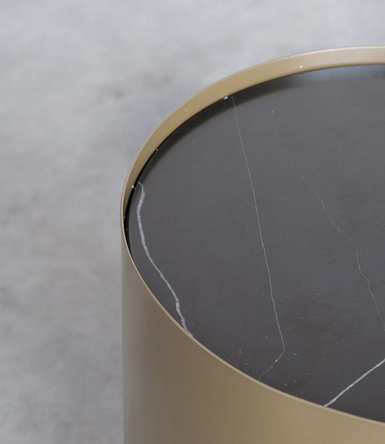 Image 1 of Runder Couchtisch Goldrahmen und schwarzer Marmor - Robust