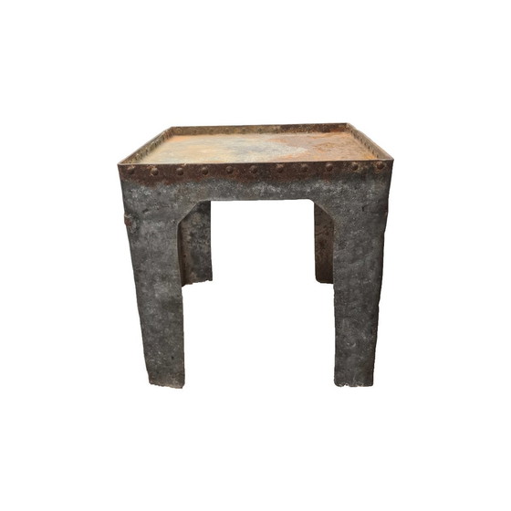Image 1 of Industrieller Beistelltisch aus genageltem Metall, aus der Zeit um 1900