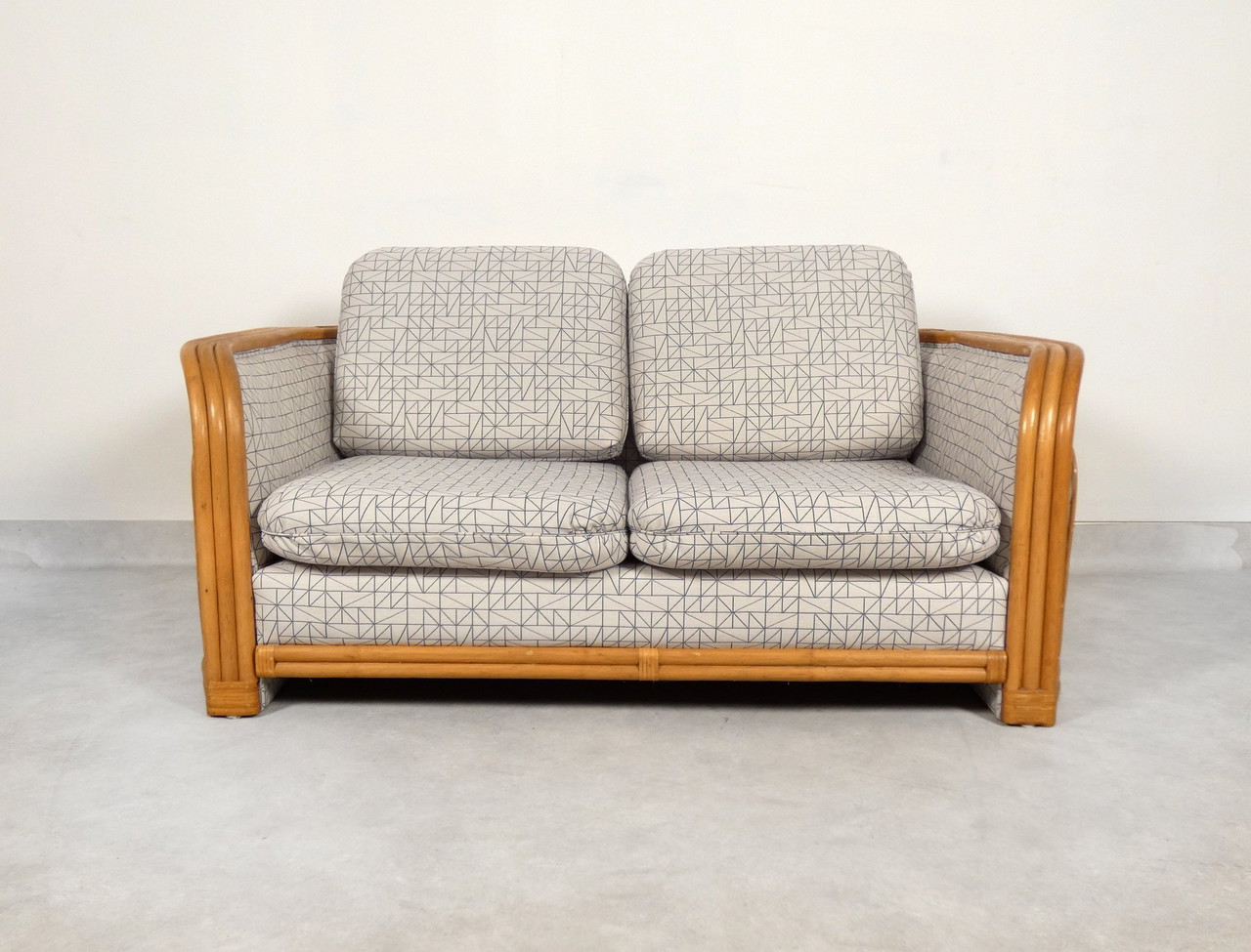 Sofa aus Bambus und Rattan mit grafischem Stoff | 2,300 | Whoppah