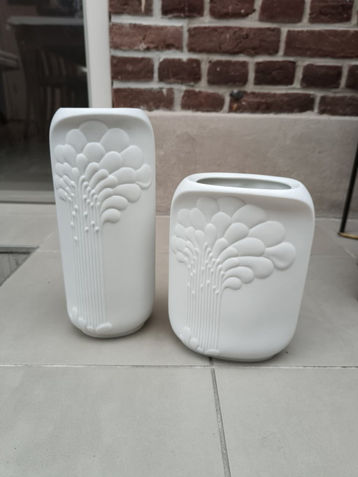 Zwei weiße Porzellanvasen Kaiser Manfred Frey