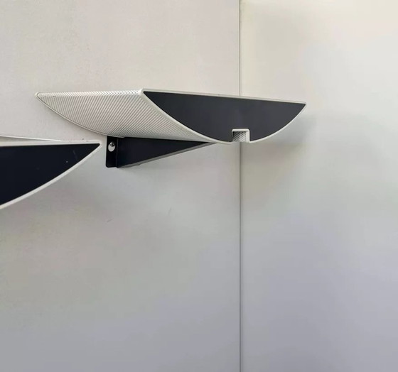 Image 1 of Modernistische Wandleuchte, Schwarz Und Weiß Lackiertes Metall, Italien 1980