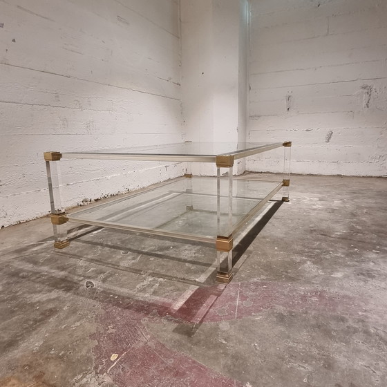 Image 1 of Rechteckiger Couchtisch mit zwei Etagen aus Acrylglas und Messing von Pierre Vandel, 1970er Jahre.