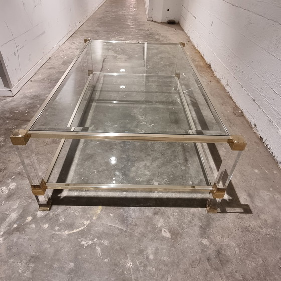 Image 1 of Rechteckiger Couchtisch mit zwei Etagen aus Acrylglas und Messing von Pierre Vandel, 1970er Jahre.