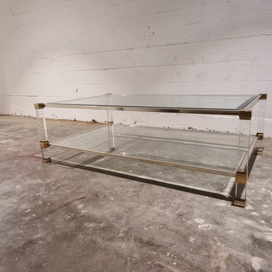 Image 1 of Rechteckiger Couchtisch mit zwei Etagen aus Acrylglas und Messing von Pierre Vandel, 1970er Jahre.