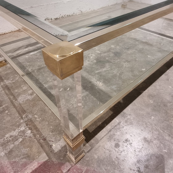 Image 1 of Rechteckiger Couchtisch mit zwei Etagen aus Acrylglas und Messing von Pierre Vandel, 1970er Jahre.