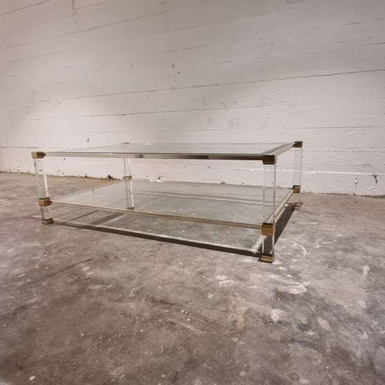 Image 1 of Rechteckiger Couchtisch mit zwei Etagen aus Acrylglas und Messing von Pierre Vandel, 1970er Jahre.