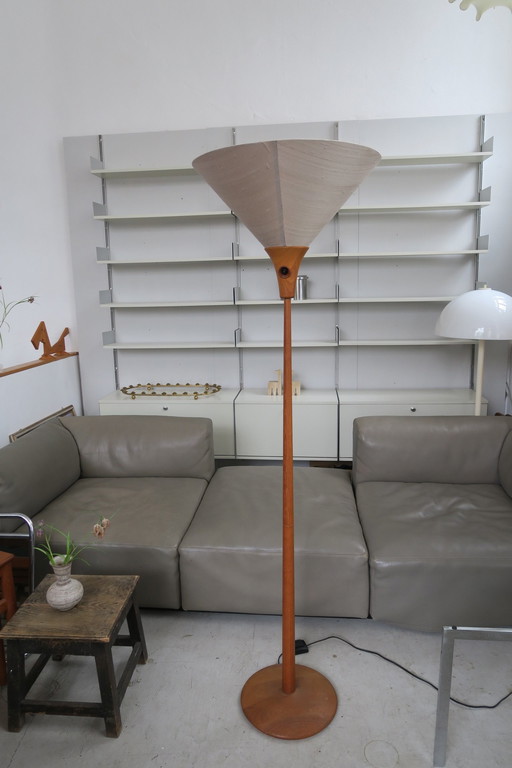 Seltene Stehlampe in Teakholz aus Dyrlund, Dänemark, 70S