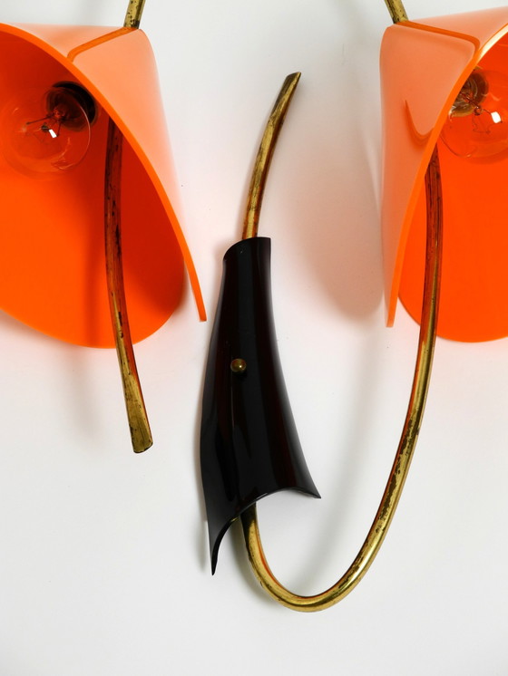 Image 1 of Schöne große italienische Mid Century Modern Wandleuchte aus Messing mit orangefarbenen Acrylglasschirmen