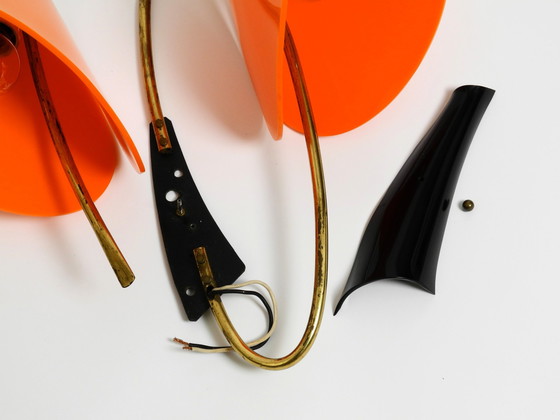 Image 1 of Schöne große italienische Mid Century Modern Wandleuchte aus Messing mit orangefarbenen Acrylglasschirmen