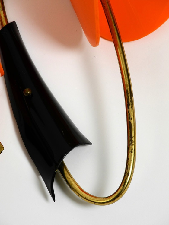 Image 1 of Schöne große italienische Mid Century Modern Wandleuchte aus Messing mit orangefarbenen Acrylglasschirmen