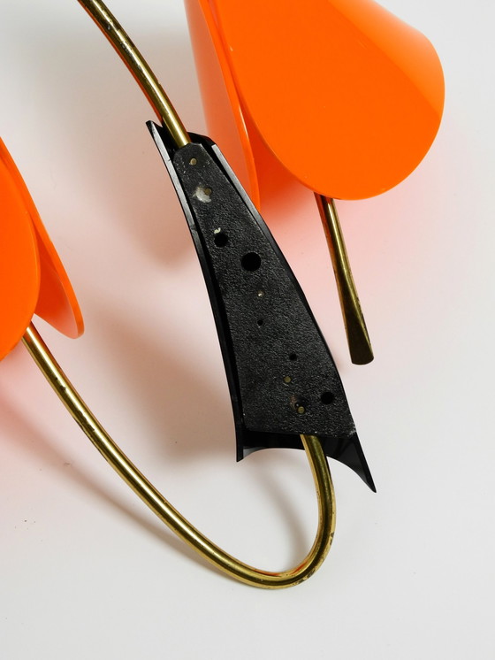 Image 1 of Schöne große italienische Mid Century Modern Wandleuchte aus Messing mit orangefarbenen Acrylglasschirmen