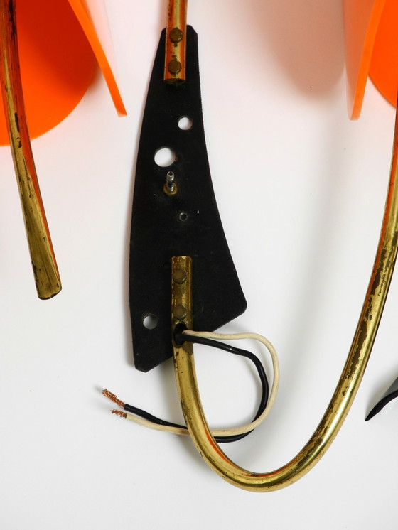 Image 1 of Schöne große italienische Mid Century Modern Wandleuchte aus Messing mit orangefarbenen Acrylglasschirmen