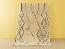 Berber-Teppich mit traditionellen Linien