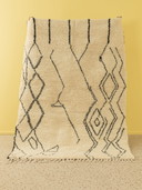 Berber-Teppich mit traditionellen Linien