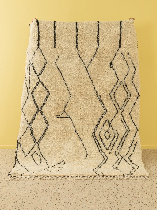 Berber-Teppich mit traditionellen Linien