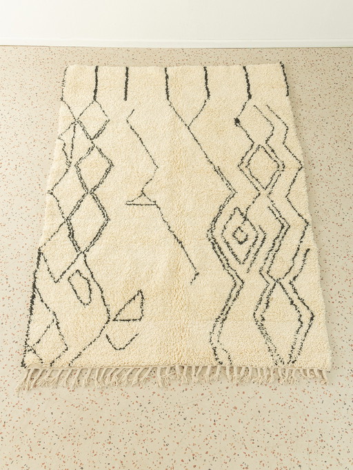 Berber-Teppich mit traditionellen Linien