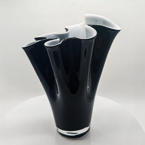 Image 1 of 1960S Big Jacketed Fazzoletto Vase in Muranoglas - Bright Black and White. In Italien hergestellt
