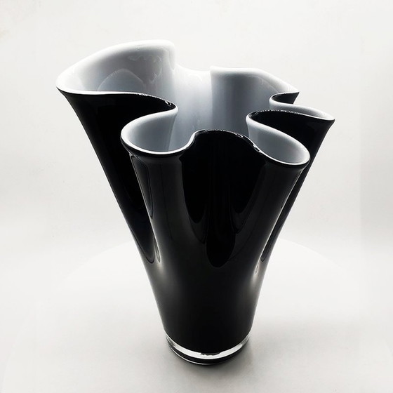 Image 1 of 1960S Big Jacketed Fazzoletto Vase in Muranoglas - Bright Black and White. In Italien hergestellt