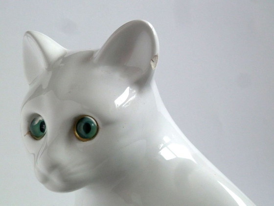 Image 1 of Weißer Panzer aus Keramik mit Glasaugen Elpa Alcobaça, Portugal