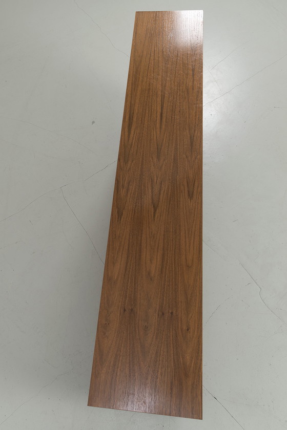 Image 1 of Niedriges Bücherregal auf neuen Schlaufenbeinen