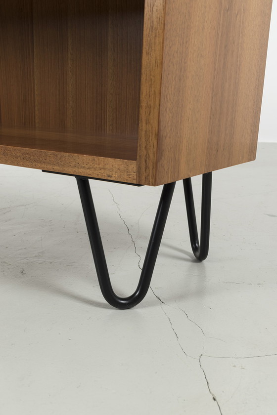 Image 1 of Niedriges Bücherregal auf neuen Schlaufenbeinen