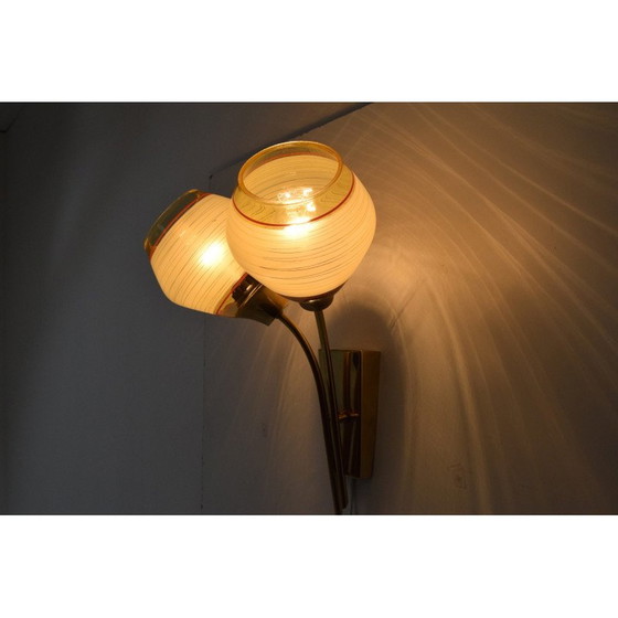 Image 1 of Mid Century Wandleuchte aus Glas und Messing von Kamenicky Senov, Tschechoslowakei 1960er Jahre