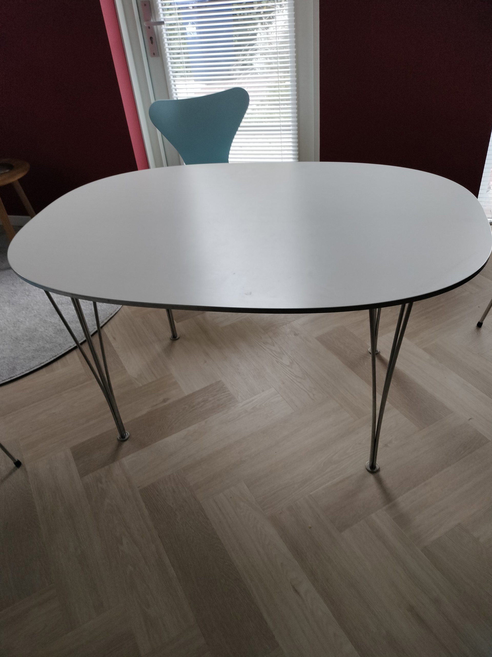 Arne Jacobsen Tisch und St hle 650 Whoppah