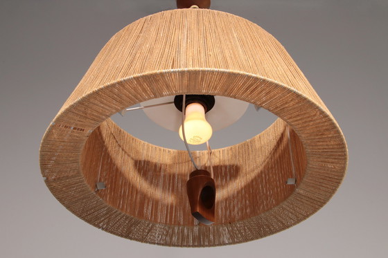 Image 1 of Anzeige Bild Vintage Temde Pendelleuchte mit Nussbaum und Raffia 1960S