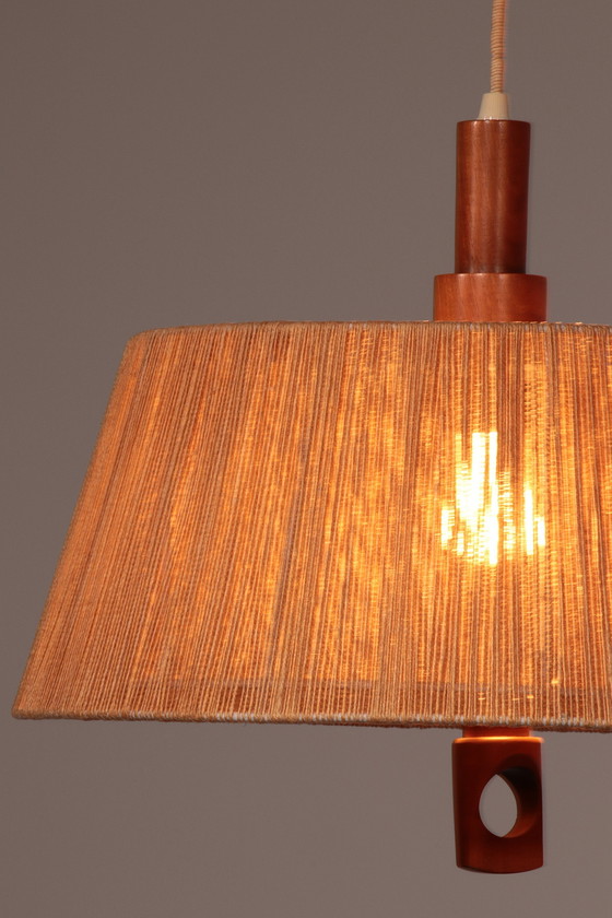 Image 1 of Anzeige Bild Vintage Temde Pendelleuchte mit Nussbaum und Raffia 1960S