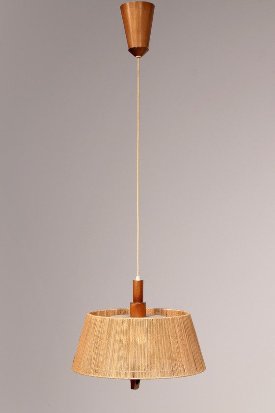 Image 1 of Anzeige Bild Vintage Temde Pendelleuchte mit Nussbaum und Raffia 1960S