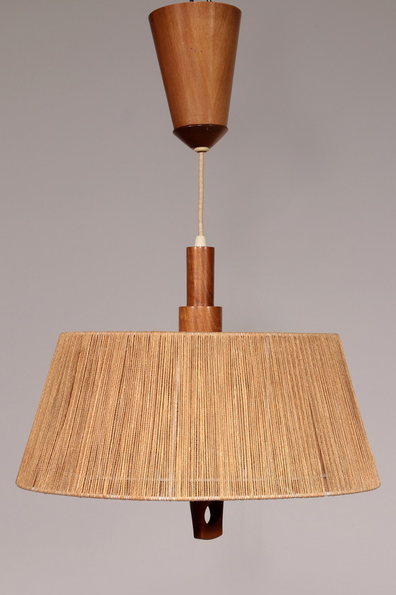 Image 1 of Anzeige Bild Vintage Temde Pendelleuchte mit Nussbaum und Raffia 1960S