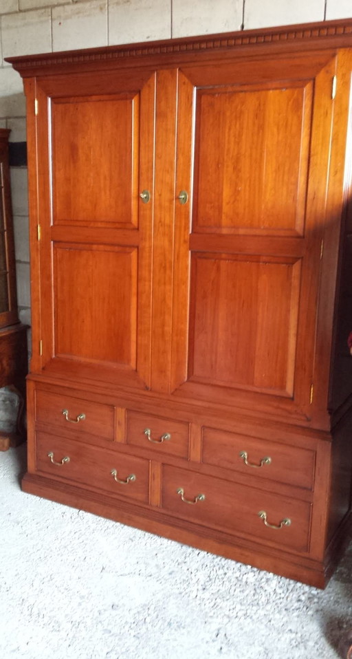 Kirschbaum-Wandschrank