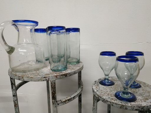 Vintage mundgeblasener mexikanischer Krug mit Gläsern