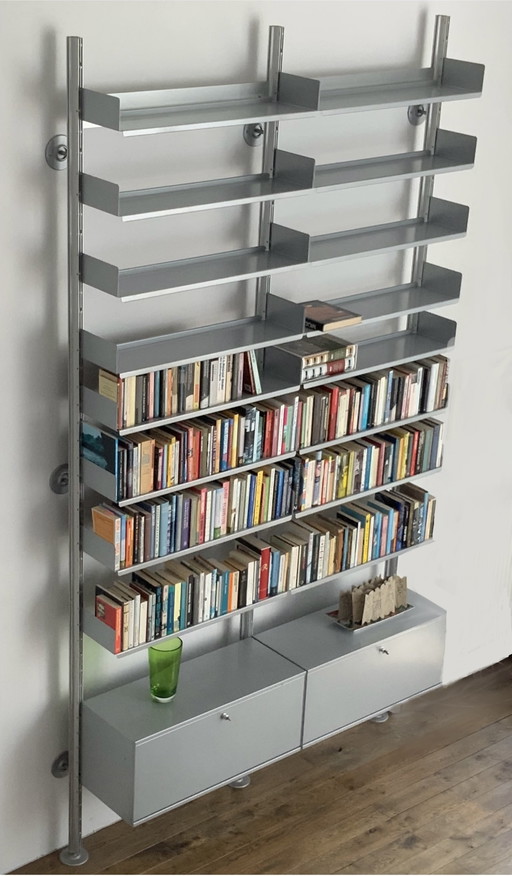 Bücherregal aus Edelstahl