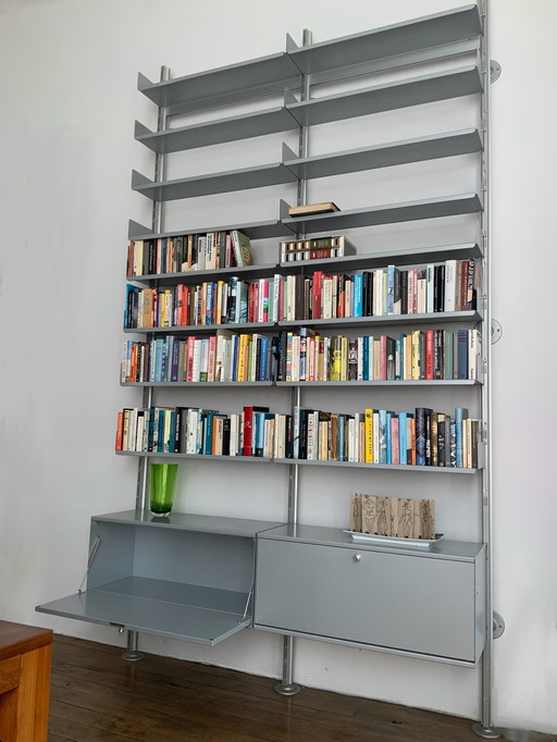 Bücherregal aus Edelstahl