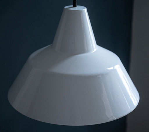 VintageWeiße Emaille Fabrik Lampe Typ 19540