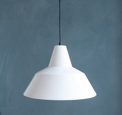 VintageWeiße Emaille Fabrik Lampe Typ 19540