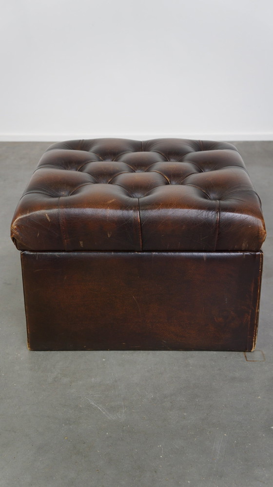 Image 1 of Chesterfield-Ottomane/Hocker aus dunkelbraunem Rindsleder mit Staufach