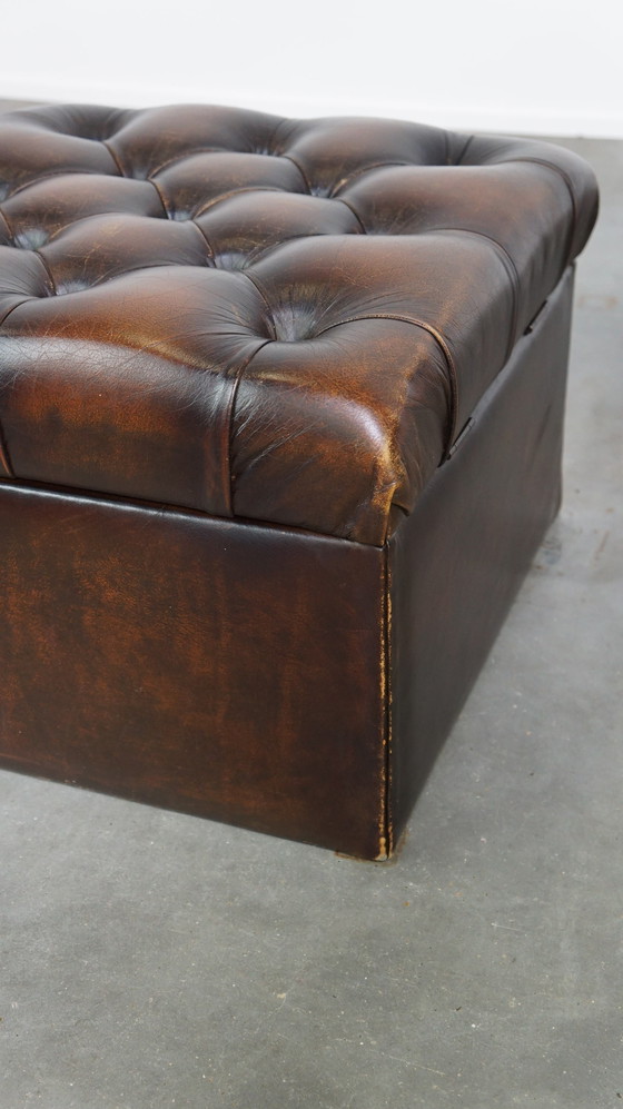 Image 1 of Chesterfield-Ottomane/Hocker aus dunkelbraunem Rindsleder mit Staufach