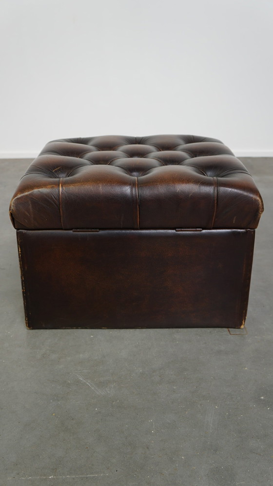 Image 1 of Chesterfield-Ottomane/Hocker aus dunkelbraunem Rindsleder mit Staufach