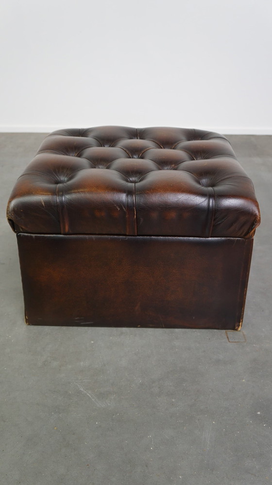 Image 1 of Chesterfield-Ottomane/Hocker aus dunkelbraunem Rindsleder mit Staufach