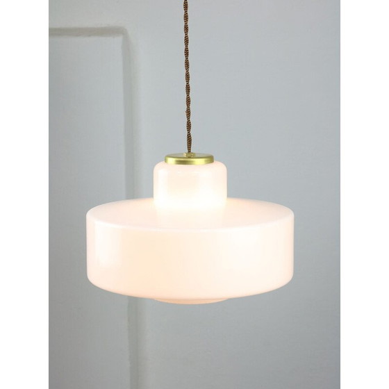 Image 1 of Mid Century Italienische Pendelleuchte aus weißem Glas und Messing