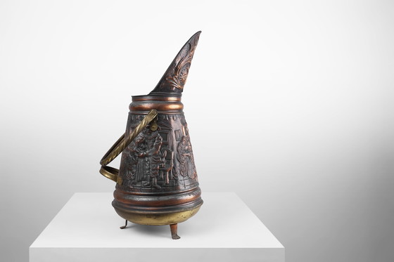 Image 1 of Schirmständer aus Kupfer mit gehämmertem Relief einer mittelalterlichen Familienszene, Frankreich ca. 1900